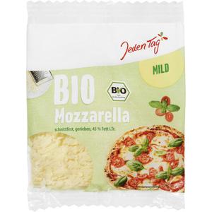 Jeden Tag Bio Mozzarella gerieben