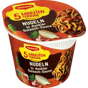 Maggi 5 Minuten Terrine Nudeln in dunkler Gulasch-Sauce