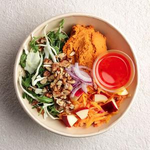 Kalf & Hansen Sallad med Tomat, Basilikahummus, Äpple, Valnöt och Chilli KRAV 350g